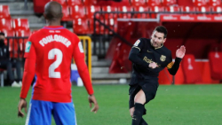 گل دوم مسی به گرانادا از روی ض...