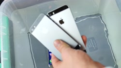 تست مقاومت دربرابر آب آیفون SE و 5S اپل ( iPhone SE vs 5S waterproof )