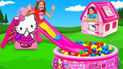 ساشا و مکس با توپ های رنگی باز...