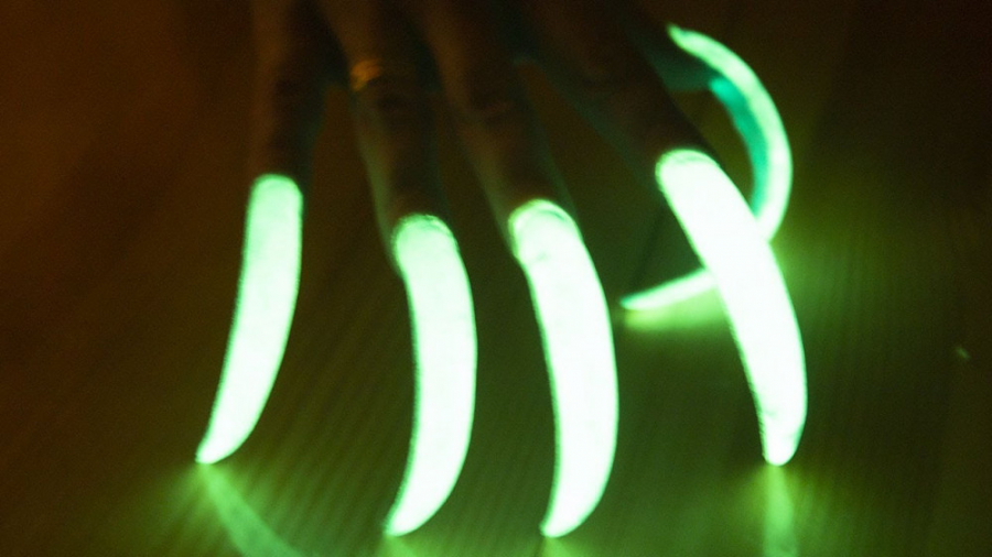 درخشش ناخن در تاریکی