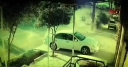 نجات معجزه آسای راننده پژو پس...