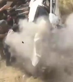 نجات راننده از خودروی آتش گرفت...