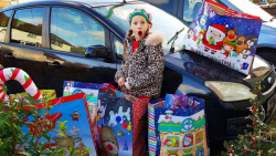 تمام هدایای کریسمس در داخل ماش...