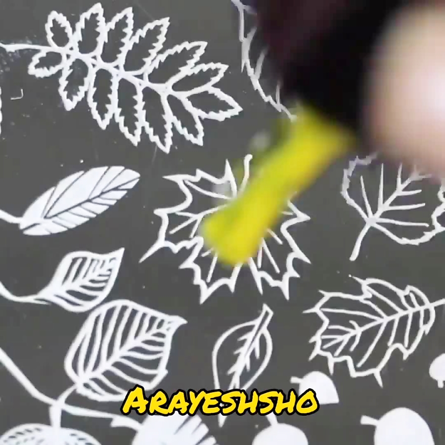 طراحی ناخن آرایش شو طرح برگ پاییزی ترکیب رنگ زرد و مشکی