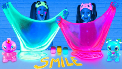 ساشا و آنیتا با اسباب بازی های...