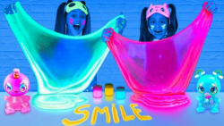 ساشا و آنیتا با اسباب بازی های...