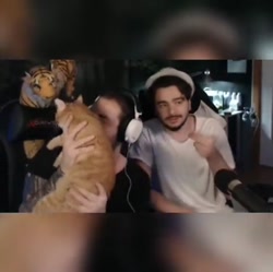 گربه ای که پخش زنده رو به هم ز...