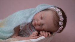 دختر کوچولوی نوزاد عروسکی