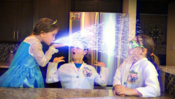 نمایش ساختن برف با کمک السا