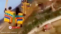 سقوط وحشتناک افراد از یک دستگا...