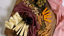 یه تخته مزه زیبا با پنیرهای لذ...