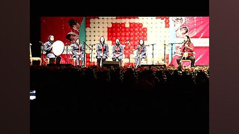 اجرای گروه سرود و موسیقی همدم در بازارچه خیر و خرید زمان236ثانیه