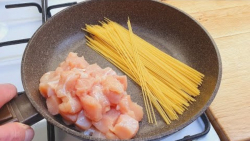 روش تهیه ماکارونی با گوجه و مر...