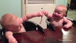 کلیپ های بامزه نوزادان  بازی ک...