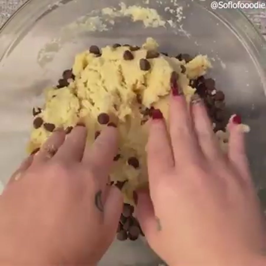 طرز تهیه  تزیین کیک با لایه شکلاتی در خانه