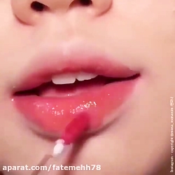 رژ لب زدن دخترا  دنبال دنبال