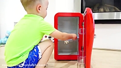 گبی و الکس در حال بازی با یخچا...