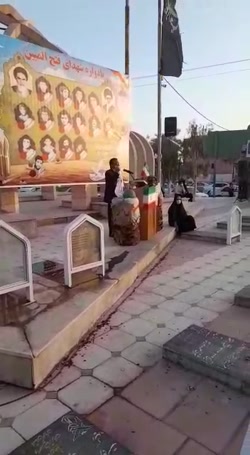 روایتگری اسحاق توانایی در یادواره شهدای فتح المبین در گلزار شهدای جیرفت