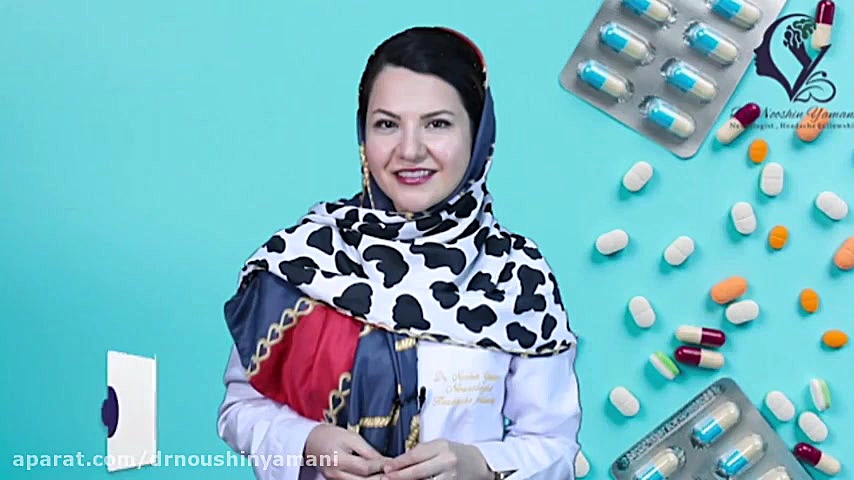 نشستن پشت میز کار دکتر نوشین یمانی متخصص مغز و اعصاب - فلوشیپ سردرد