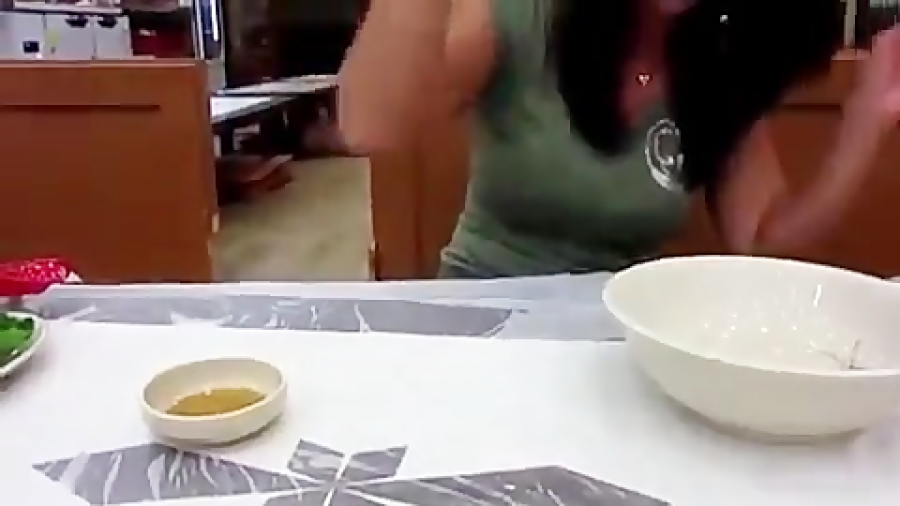 ببینید دختره با چه اشتهایی بچه هشت پا رو میخوره ابی