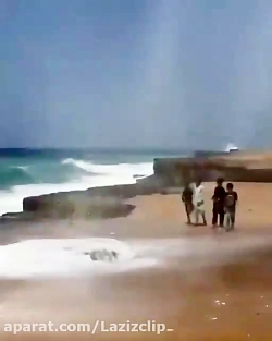 پدیده زیبای موج  فشان در سواحل...