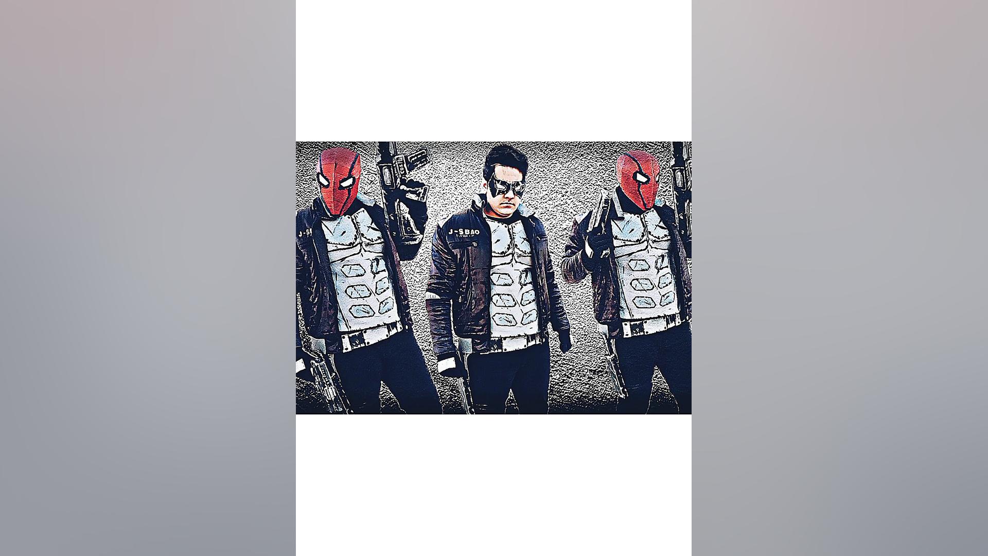 کاسپلی ردهود جیسون تاد cosplay red hood از انیمیشن batman under the red hood زمان26ثانیه