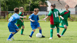 آموزش فوتبال | آموزش فوتبال به کودکان | فوتبال کودکان ( دریبل زدن یار حریف )