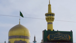 نصب کتیبه های میلاد امام حسن (ع) در حرم مطهر رضوی
