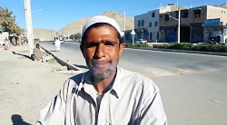 مردی که سیگار روشن را میخورد و...