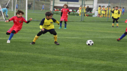 آموزش فوتبال به کودکان| آموزش فوتبال | فوتبال (دریبل زدن با استفاده از موانع)