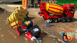 اسباب بازی افتادن تراکتور در آ...