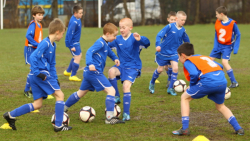 آموزش فوتبال به کودکان | آموزش فوتبال | ورزش (دریبل زدن با استفاده از موانع)