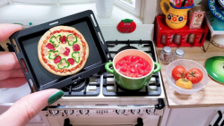 درست کردن پیتزا برای باربی در...