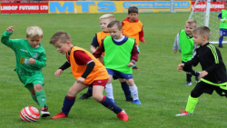 آموزش فوتبال به کودکان|آموزش تکنیک فوتبال|آموزش فوتبال( نحوه حرکت با توپ )