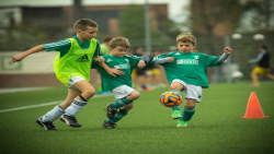آموزش فوتبال به کودکان|آموزش تکنیک فوتبال|آموزش فوتبال( نحوه تسلط بر روی توپ )