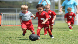 آموزش فوتبال به کودکان|آموزش فوتبال|فوتبال کودکان( دریبل زدن یار حریف )