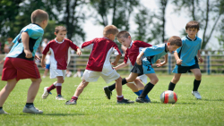 آموزش فوتبال به کودکان|آموزش فوتبال|فوتبال کودکان( دریبل و حرکت با توپ )