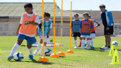 آموزش فوتبال به کودکان|آموزش فوتبال|تکنیک فوتبال(تمرین عبور از موانع با توپ)