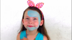 آلیس با عروسک باربی بازی میکنه...