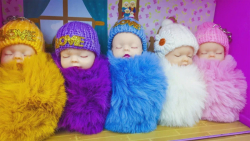 بازی کردن با عروسک‌های بچگانه