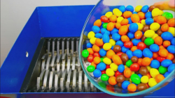 خرد کردن دراژه شکلاتی در دستگا...