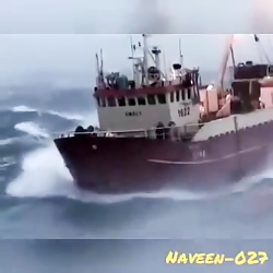 راندن کشتی در هوای طوفانی موجی...