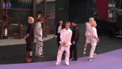 BTS اجرای زنده و هات & 039;IDO...