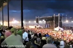 ریزش سقف روی مردم.