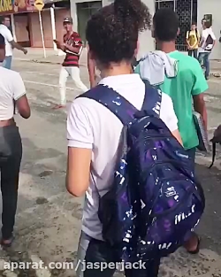 این بچه دبستانی ها چقدر خشن هستند.