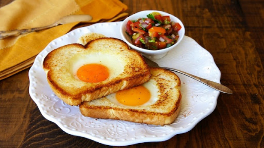 Что купить на завтрак. Яичница в тостовом хлебе на сковороде. Глазунья в хлебе. Тост с яйцом на сковороде. Завтрак яичница в хлебе.