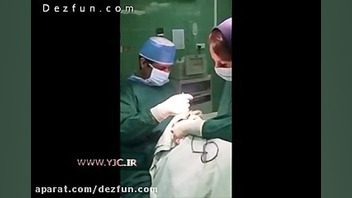 آواز خواندن بیمار در اتاق عمل هنگام عمل جراحی تزریق ژل
