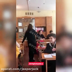 پاشیدن اسپری فلفل روی صورت معل...