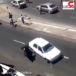 فیلم کتک خوردن سارق جوان زیر دست و پای مردم در تهران ! فیلم کتک خوردن سارق جوان زیر دست و پای مردم در تهران !