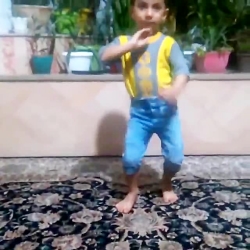 رقصیدن پسر بچه کوچک با آهنگ هن...